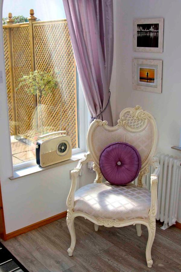 Formby Pinewood Studio B&B 외부 사진